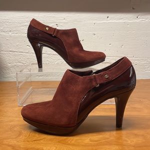 BANDOLINO maroon leather and suede ankle booties in size 6 1/2.